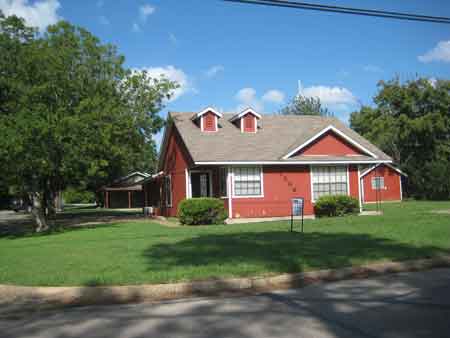 1508 N Preston, Ennis, TX